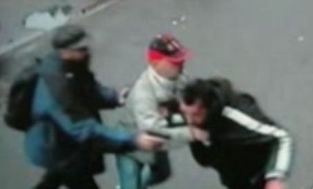 Poliţist aflat în misiune, bătut în Capitală de rudele unui suspect (VIDEO)