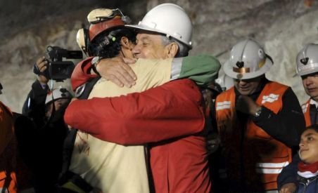 23 dintre minerii chilieni, scoşi la suprafaţă. Vezi imagini în direct de la operaţiunile de salvare (VIDEO)