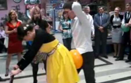Distracţia ruşilor la nuntă: Mimează actul sexual cu un balon umflat