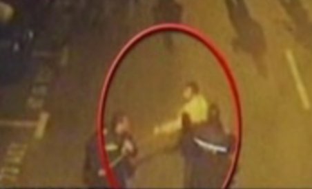 Poliţişti din Roman, atacaţi cu furca de clienţii unui bar (VIDEO)