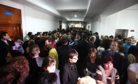 Angajaţii de la Casele de Asigurări de Sănătate şi Poştă s-au solidarizat cu finanţiştii 