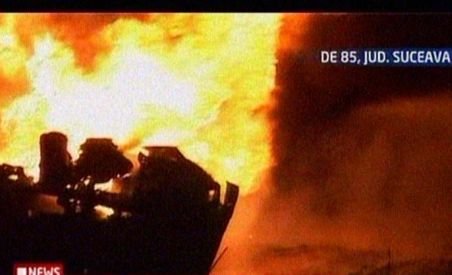 O cisternă plină cu combustibil a explodat în urma unui accident, pe un drum din Suceava (VIDEO)