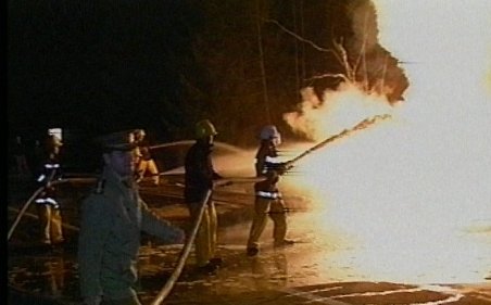 Suceava: O cisternă a explodat de trei ori pe şosea. Şoferul a ars de viu (VIDEO)