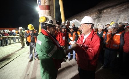 Toţi cei 33 de mineri chilieni blocaţi în subteran au fost aduşi la suprafaţă în siguranţă (VIDEO)
