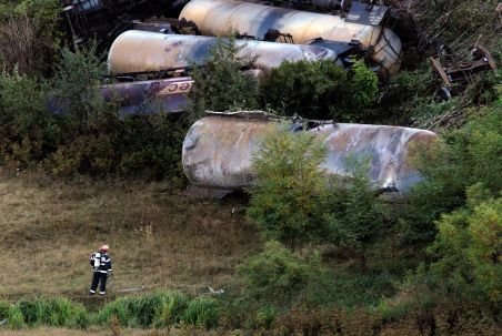 Trafic feroviar blocat între Bucureşti şi Moldova. Două vagoane cisternă s-au ciocnit