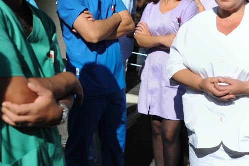 Protest spontan la Spitalul TBC din Piteşti: Angajaţii au primit doar 50% din salariu în ultimele 4 luni