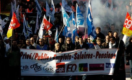Proteste violente pe străzile Parisului din cauza creşterii vârstei de pensionare
