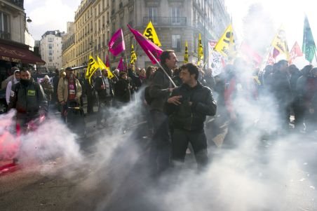 Violenţele continuă la Paris. Sute de tineri s-au ciocnit cu poliţiştii într-o suburbie a capitalei franceze