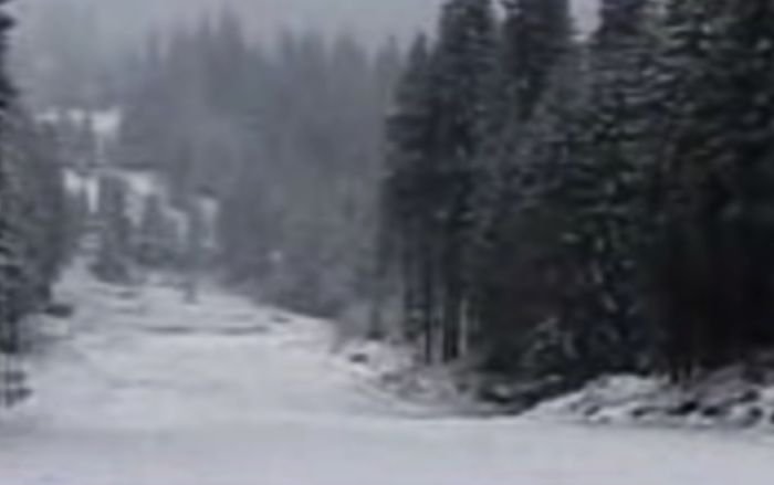 Ninsori în Munţii Harghitei: Stratul de zăpadă măsoară 6 centimetri