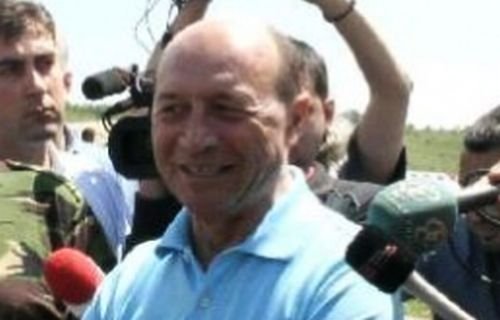 Traian Băsescu vizitează zonele din Moldova afectate de inundaţiile din vară