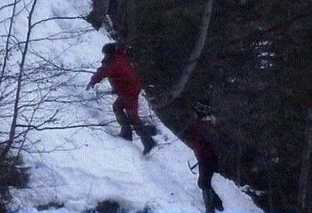 O turistă a murit în Munţii Făgăraş după ce a alunecat şi a căzut pe zăpada îngheţată