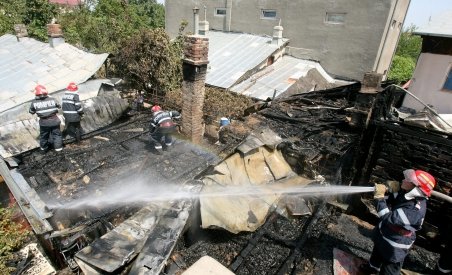 Casa unor romi din Harghita, incendiată de vecini. Romii i-au luat la bătaie pe pompieri