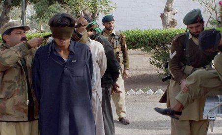 Imagini şocante: Talibani umiliţi, torturaţi şi executaţi de militari pakistanezi