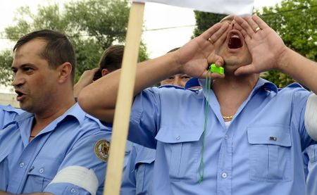Protestele iau amploare: Angajaţii din penitenciare au intrat în doliu
