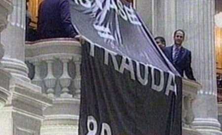 Anastase=Fraudă: Banner ironic la adresa preşedintelui Camerei Deputaţilor, la moţiune 