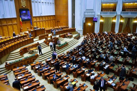 Incident la Parlament: Oamenii care vroiau să urmărească dezbaterea moţiunii, împiedicaţi să ajungă la balcoanele din sală 