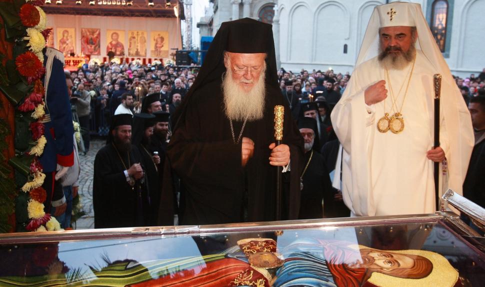 Mii de credincioşi au luat parte la slujba de Sf. Dimitrie cel Nou, oficiată de Patriarhul Ecumenic şi PF Daniel  80507