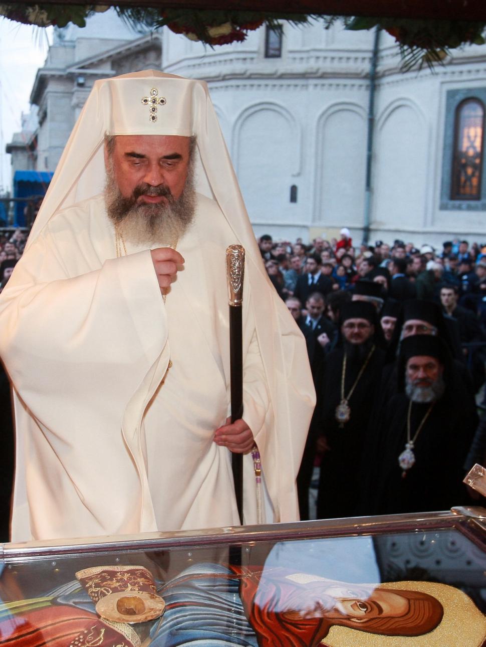 Mii de credincioşi au luat parte la slujba de Sf. Dimitrie cel Nou, oficiată de Patriarhul Ecumenic şi PF Daniel  80508