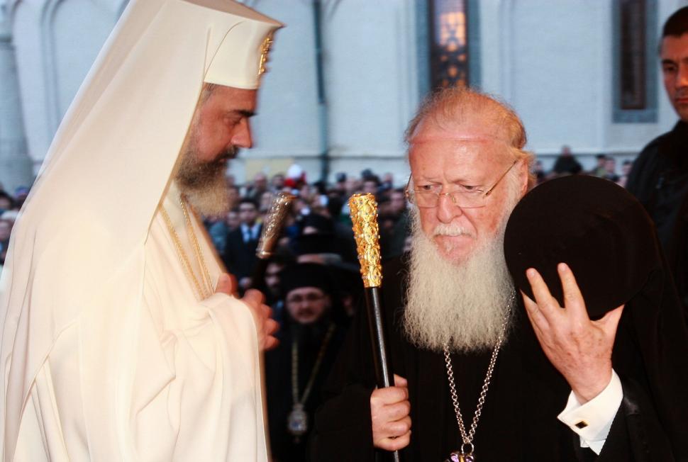 Mii de credincioşi au luat parte la slujba de Sf. Dimitrie cel Nou, oficiată de Patriarhul Ecumenic şi PF Daniel  80509