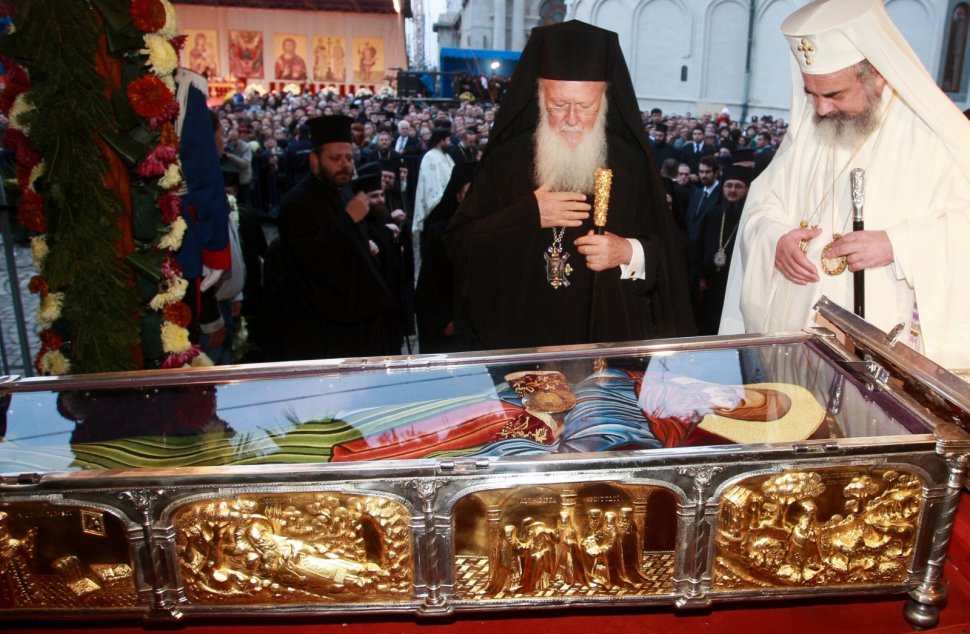 Mii de credincioşi au luat parte la slujba de Sf. Dimitrie cel Nou, oficiată de Patriarhul Ecumenic şi PF Daniel 