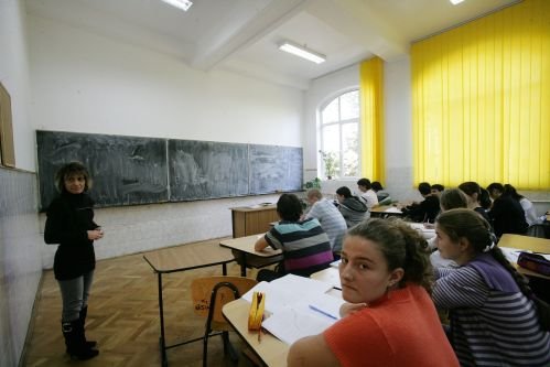 Profesorii ar putea întrerupe cursurile joi, când Guvernul îşi asumă răspunderea pe Legea educaţiei