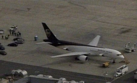Alertă pe aeroporturi din SUA, după descoperirea unui pachet suspect într-un avion, la Londra