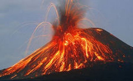 Doi vulcani au erupt în acelaşi timp, în peninsula Kamchatka. Traficul aerian ar putea fi afectat