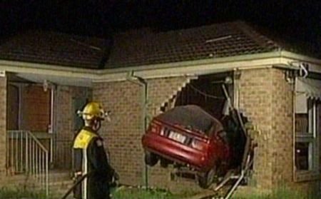 Un australian a supravieţuit după ce o maşină i-a intrat în casă 