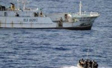 O navă panameză pe care se află şi un român, capturată de piraţi somalezi