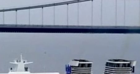 Cel mai mare vas de crozieră din lume trece pe sub un pod cu 50 de centimetri mai înalt decât vaporul