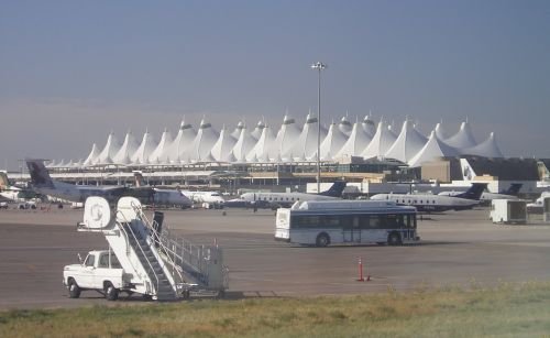 Denver: Bărbat arestat pe aeroport, după ce a afirmat că are o bombă în bagaje