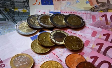 Leul îşi continuă deprecierea faţă de euro. Vezi cursul valutar