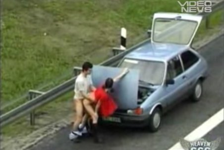 Sex pe autostradă, cu capota maşinii ridicată - VIDEO