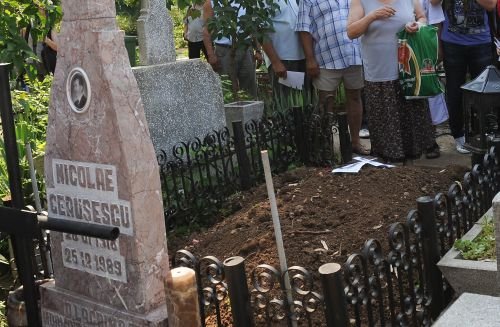 Testele ADN confirmă: Nicolae şi Elena Ceauşescu au fost îngropaţi la cimitirul Ghencea 