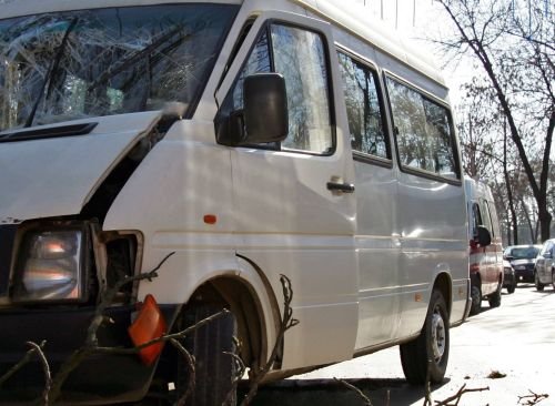 Un Logan s-a izbit de un microbuz şcolar pe DN71: 14 persoane rănite, între care 9 copii