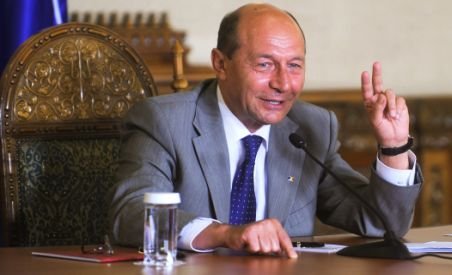 Băsescu, despre Legea Educaţiei: Dacă opoziţia vrea să salveze ţara, să ridice mâna în Parlament