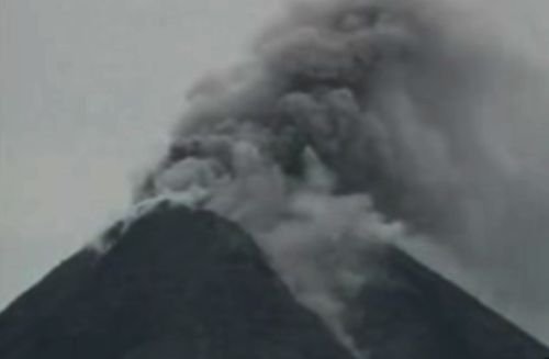 Indonezia: O nouă erupţie a vulcanului Merapi a ucis peste 50 de persoane