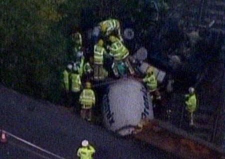 Marea Britanie. O betonieră a căzut pe un tren după ce şoferul a pierdut controlul pe un pod