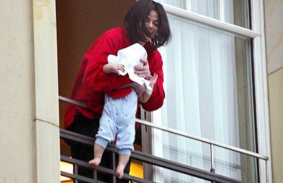 Înregistrare inedită cu Michael Jackson: Megastarul în camera de hotel înainte să-şi arate copilul la fereastră