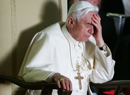 Spania. 200 de membri ai comunităţii gay s-au sărutat la trecerea Papei Benedict al XVI-lea