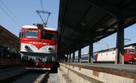 Zece trenuri de pe ruta Bucureşti - Craiova, întârziate în urma unui furt de cablu