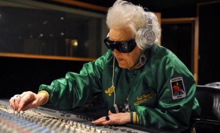 Cel mai în vogă DJ din Los Angeles este o bătrână de 69 de ani