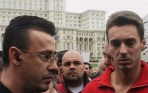 Mircea Badea şi Victor Ciutacu au protestat în faţa CNA