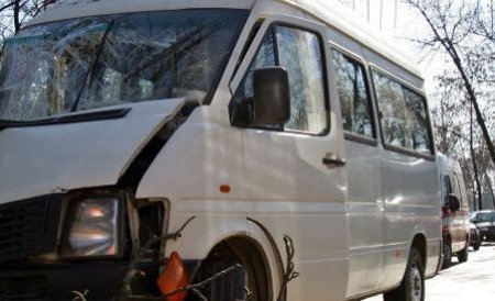 Doi oameni au murit, după ciocnirea unui microbuz cu un autocar în Mureş