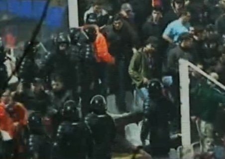Incidente la Rapid - Steaua. Suporterii oaspeţilor, evacuaţi de pe stadion
