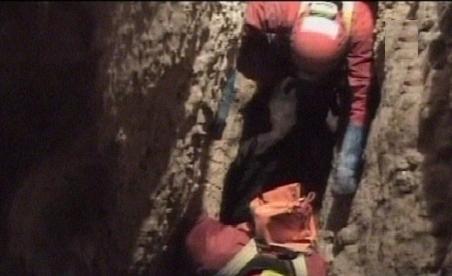 Trei speologi, blocaţi la 200 de metri sub pământ după ce au fost surprinşi de o viitură în peşteră