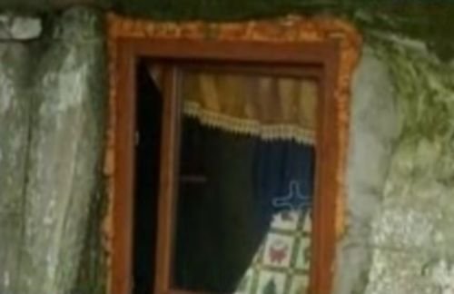 Buzău: Un preot a schimbat ferestrele unei biserici din secolul al XIII-lea cu termopane