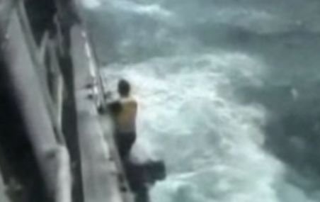 Japonia. Trei marinari, salvaţi chiar înainte ca vasul lor să se scufunde