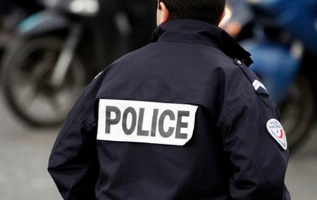 Un adolescent român a încercat să calce cu maşina un poliţist francez