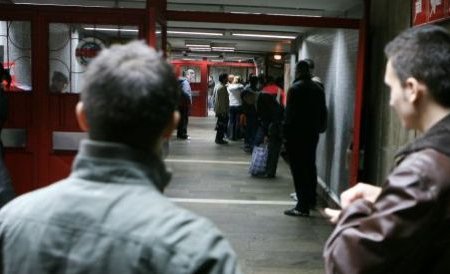 Incident la metrou: Un tren a deraiat între staţiile Piaţa Unirii şi Timpuri Noi
